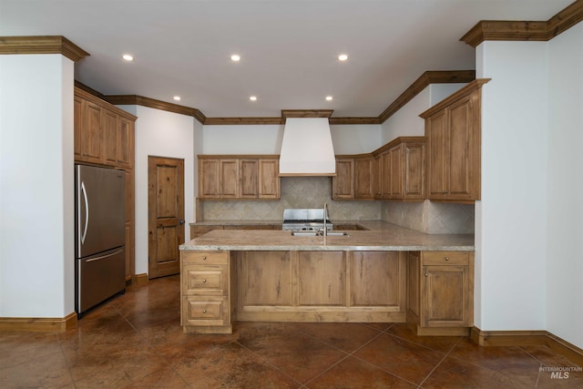 205 Shaun Ln, Hailey, ID 83333 - kitchen featuring stainless steel refrigerator, custom range hood, a sink, crown molding, and a peninsula