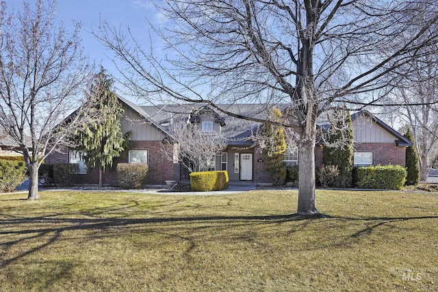 view of front property featuring a front yard