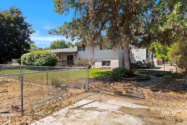 tri-level home featuring fence