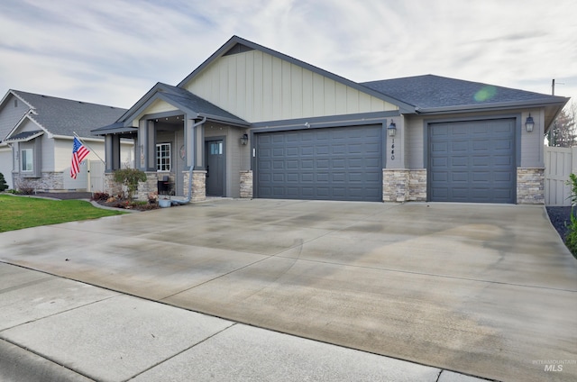 craftsman house featuring a garage