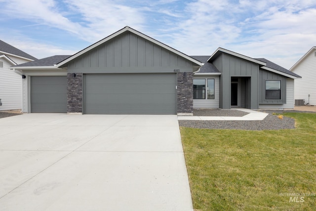 view of front of property featuring a garage and a front lawn