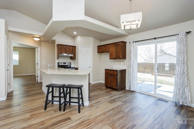 kitchen featuring light wood-style flooring, a sink, visible vents, baseboards, and stainless steel range with electric cooktop