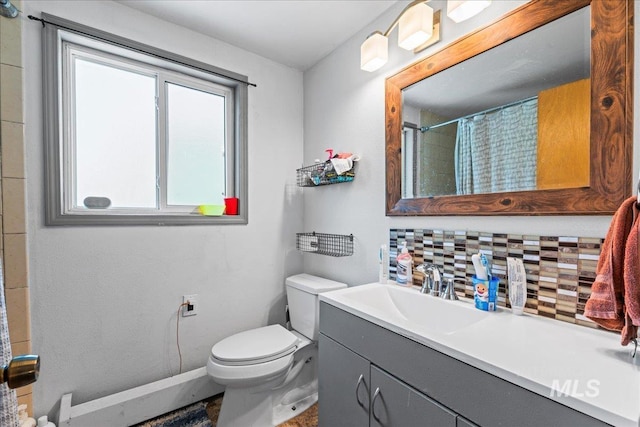 full bathroom featuring vanity, curtained shower, toilet, baseboards, and tasteful backsplash
