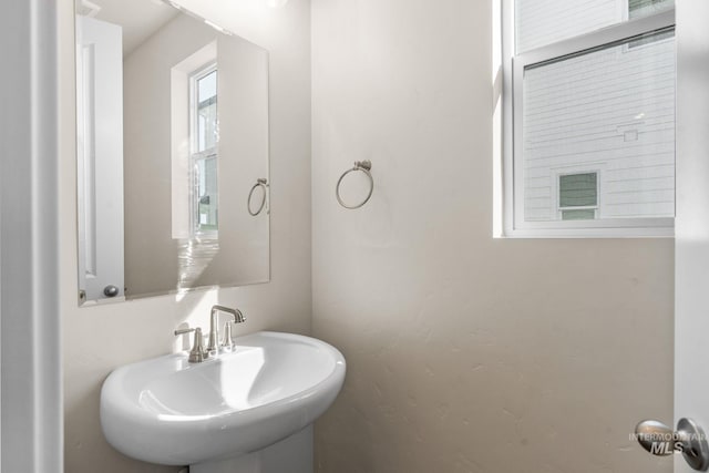 bathroom featuring a sink