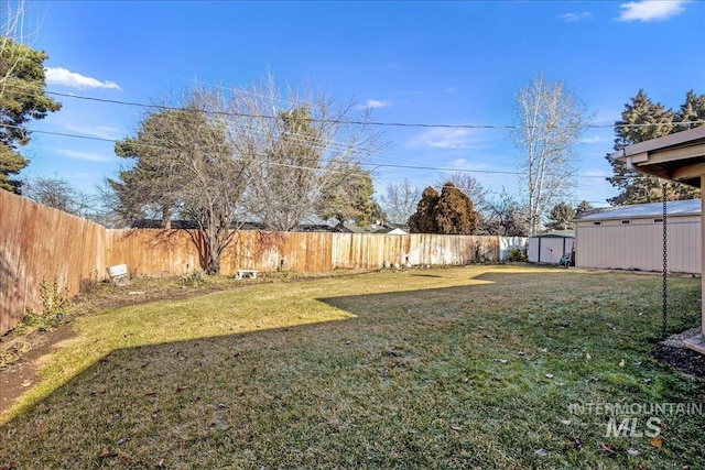 view of yard featuring a storage shed