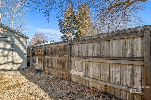 view of yard with a shed