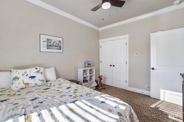 bedroom with a closet, ceiling fan, carpet, and ornamental molding