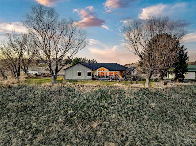 view of yard at dusk