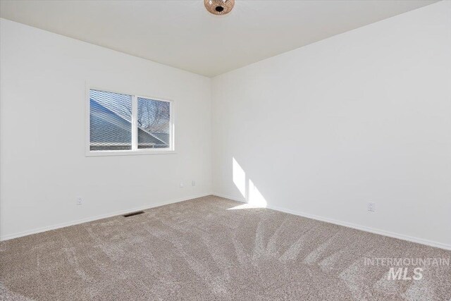 spare room with carpet flooring