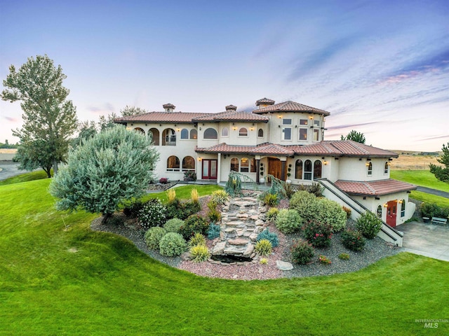 view of front of house featuring a yard