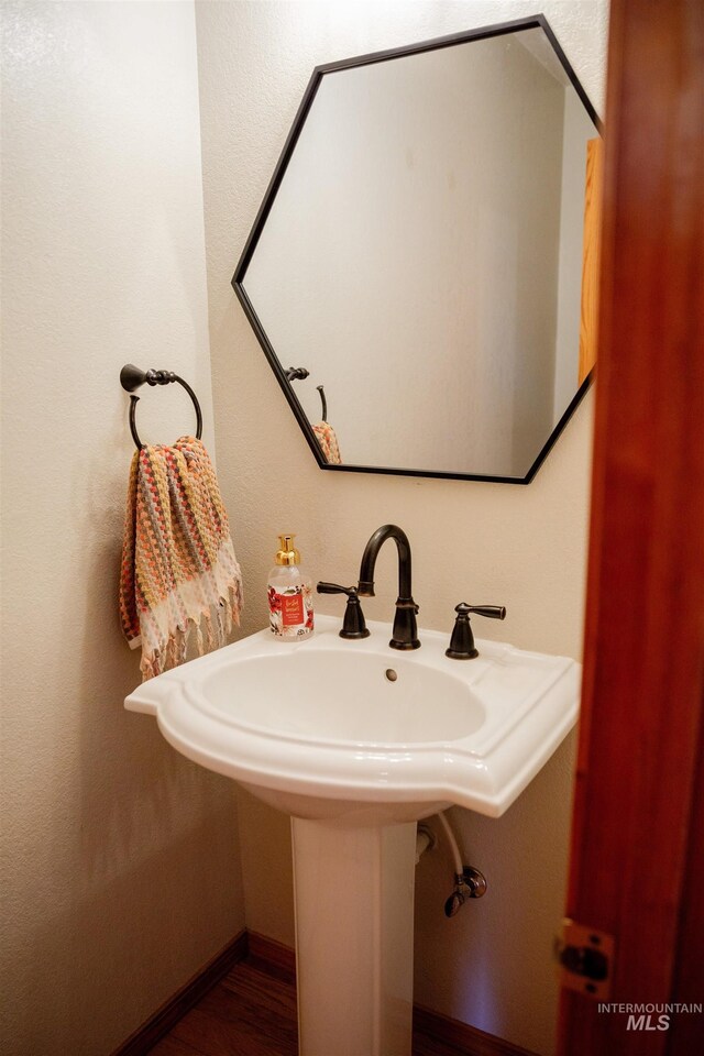 bathroom featuring sink