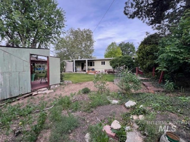 view of yard with an outbuilding