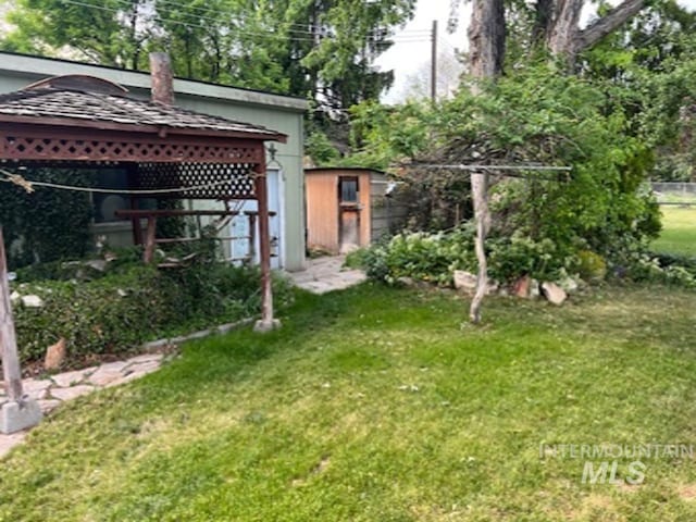 view of yard with a storage shed and an outdoor structure