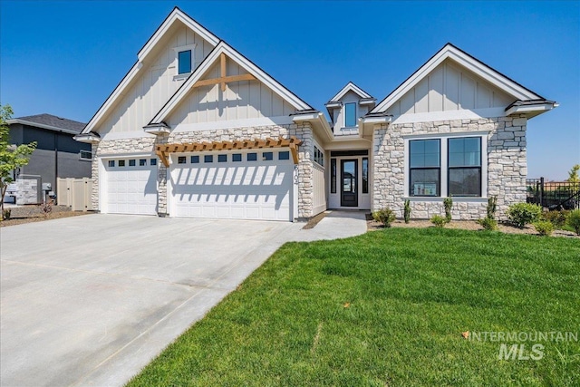 craftsman house featuring a front lawn and a garage