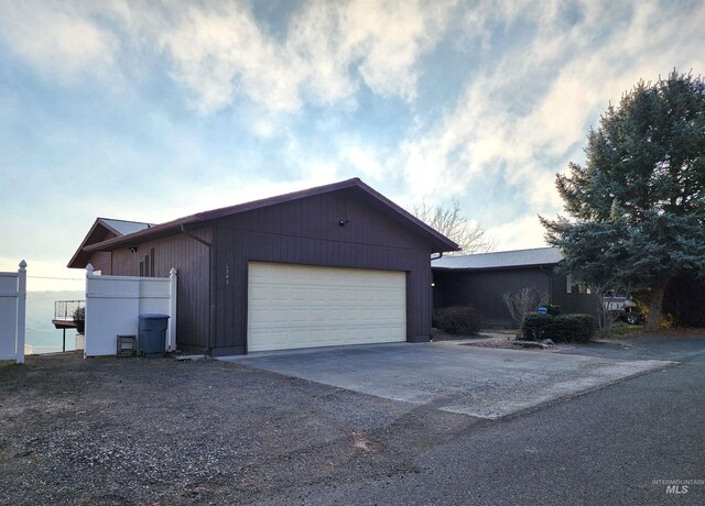 view of front facade featuring a garage