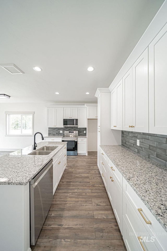 665 Emma Ct, Idaho Falls, ID 83404 - kitchen featuring stainless steel appliances, a sink, recessed lighting, tasteful backsplash, and white cabinetry