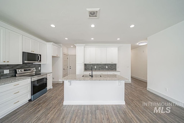 665 Emma Ct, Idaho Falls, ID 83404 - kitchen with appliances with stainless steel finishes, a sink, backsplash, baseboards, and white cabinets