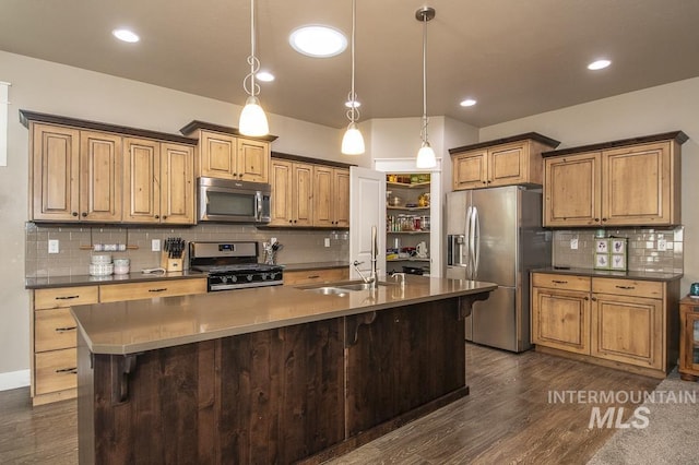 4519 Middlesboro Way, Caldwell, ID 83607 - kitchen with stainless steel appliances, a sink, backsplash, dark wood-style floors, and recessed lighting