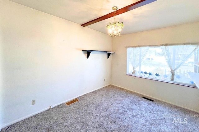 carpeted spare room with an inviting chandelier, baseboards, and visible vents