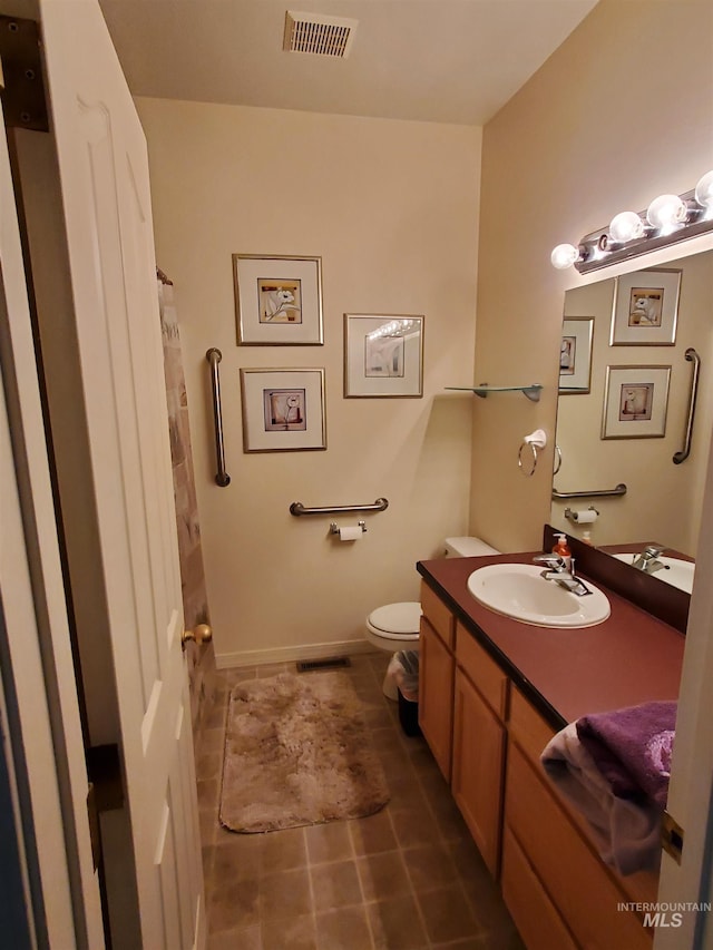 1441 Marie Dr, Gooding, ID 83330 - full bathroom featuring toilet, vanity, tile patterned flooring, a shower with curtain, and baseboards