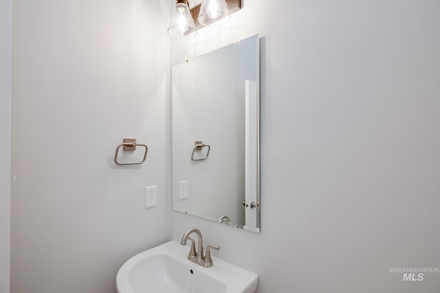 bathroom featuring a sink