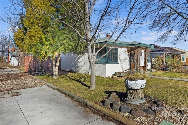 view of front of home featuring a front yard