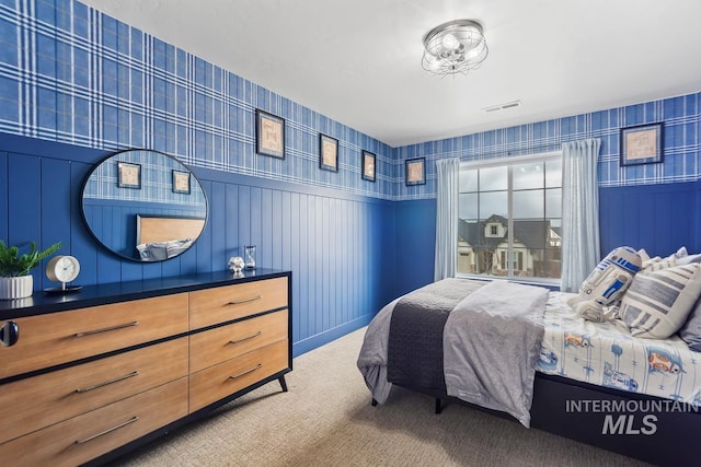 bedroom with wallpapered walls, visible vents, and carpet flooring