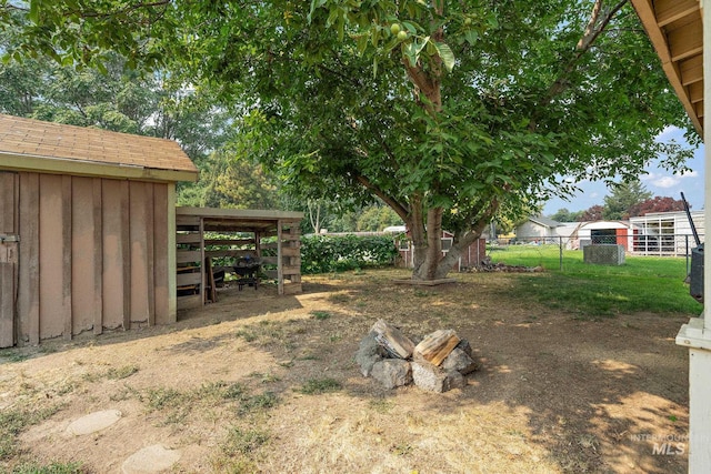 view of yard featuring a storage unit