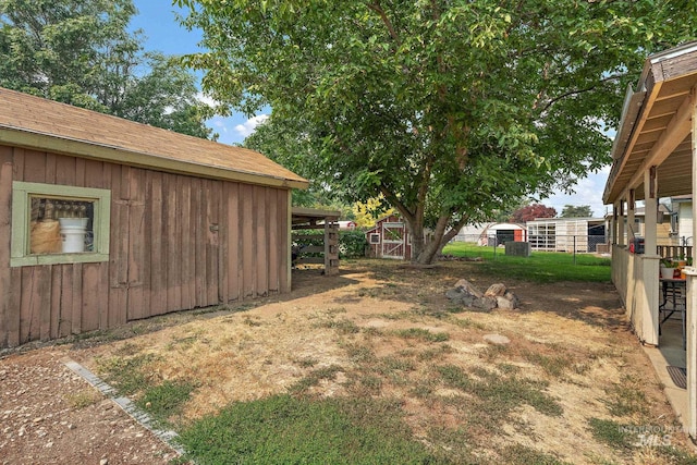 view of yard with an outdoor structure