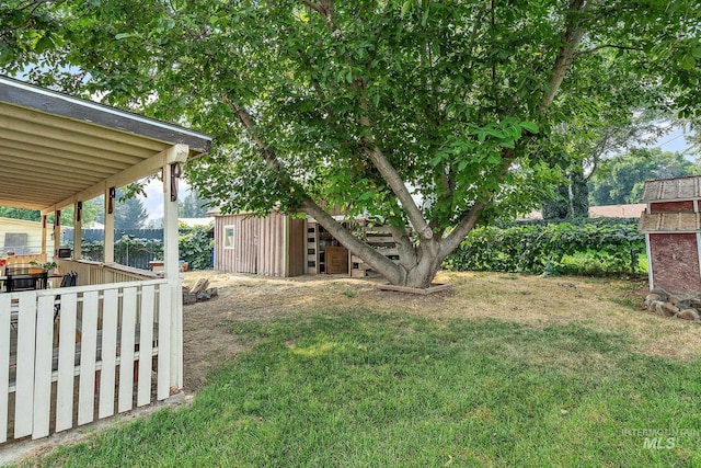 view of yard featuring a shed