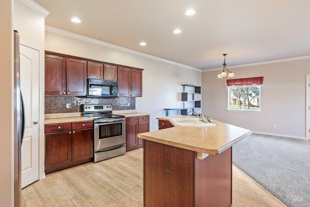 kitchen with stainless steel appliances, crown molding, sink, a center island with sink, and light hardwood / wood-style floors