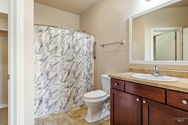 bathroom featuring a shower with curtain, vanity, and toilet