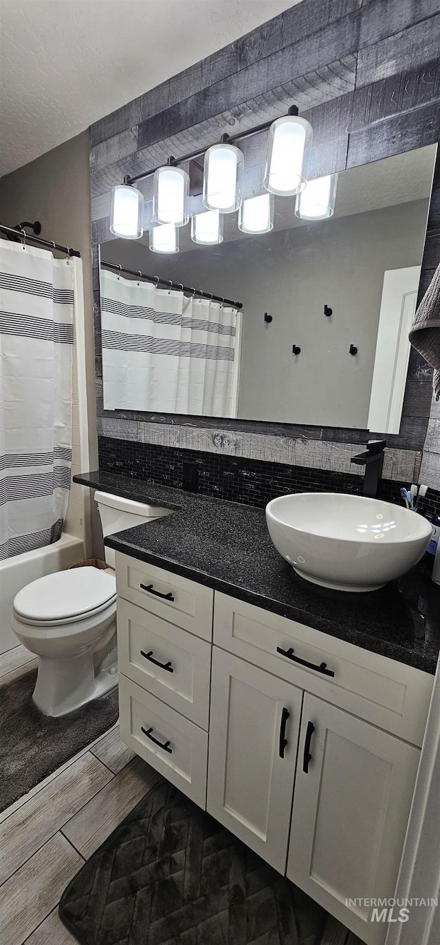 1122 N Roper Pl, Meridian, ID 83642 - bathroom with vanity, toilet, wood finished floors, and shower / tub combo