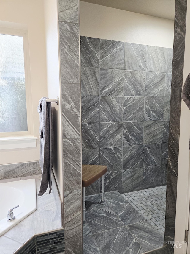 2716 Dogwood Ave, Fruitland, ID 83619 - full bath with a garden tub and tiled shower