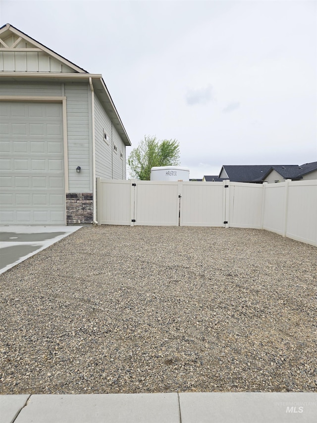2716 Dogwood Ave, Fruitland, ID 83619 - view of yard featuring a gate, concrete driveway, and a garage
