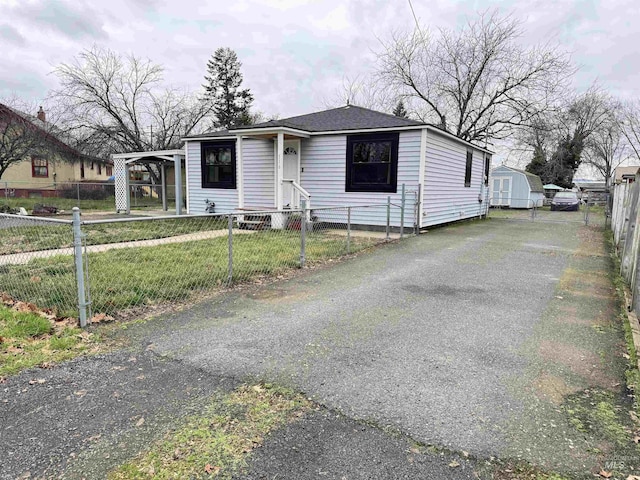 view of front of property featuring a carport and a front yard