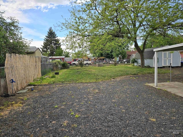 view of yard featuring a storage shed