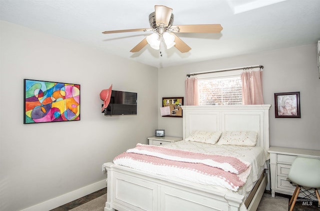 bedroom with ceiling fan