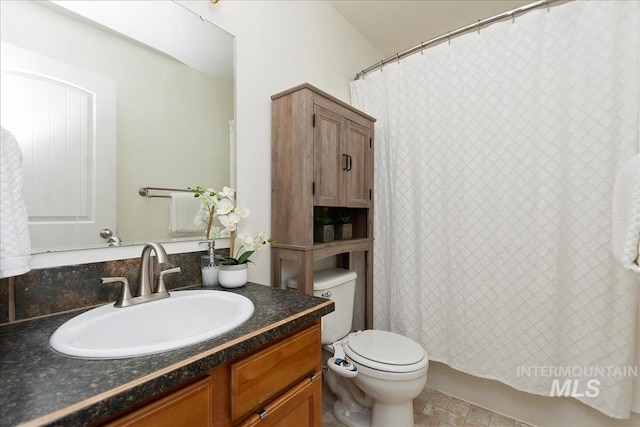 full bath featuring a shower with curtain, toilet, and vanity