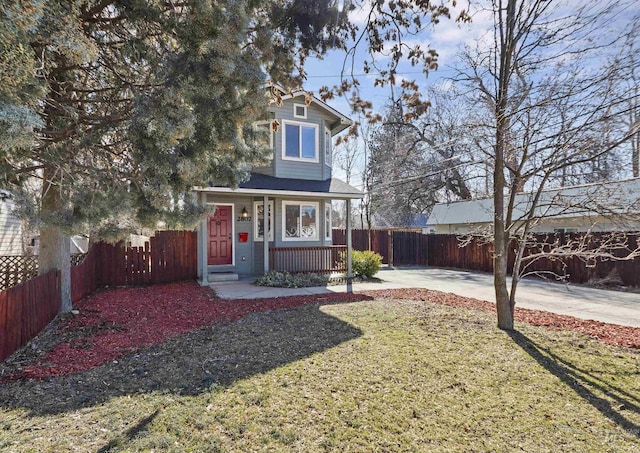 view of front of property featuring a porch, a front lawn, and fence