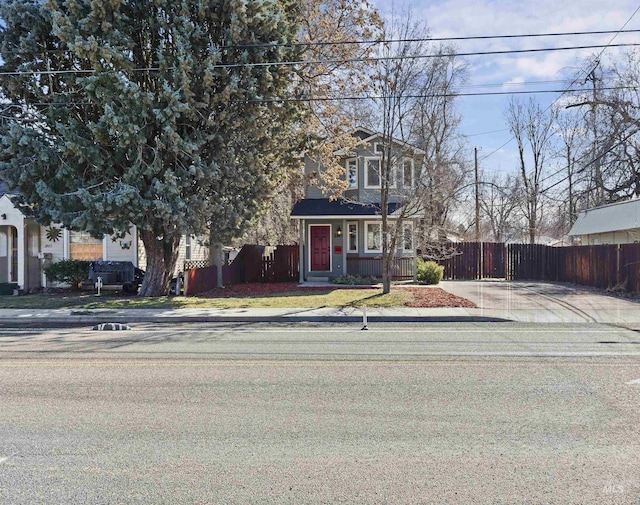 view of front of home featuring a front lawn and fence