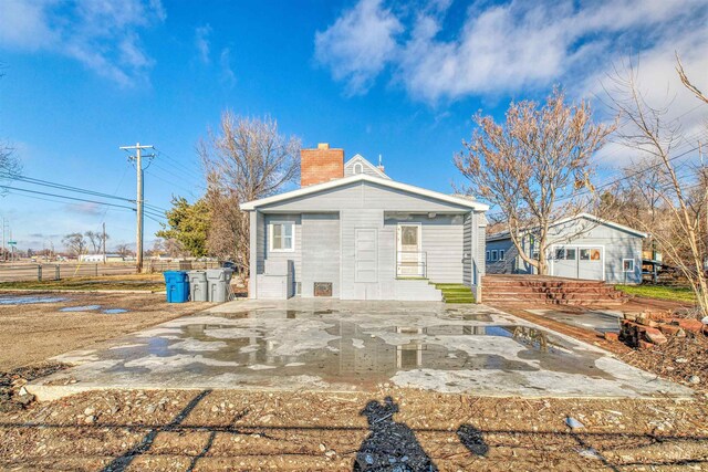 view of front of property featuring a carport and a front yard