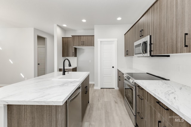 4429 N Magical Creek Ave, Meridian, ID 83646 - kitchen with stainless steel appliances, a sink, light wood-style floors, modern cabinets, and recessed lighting