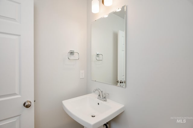 bathroom featuring sink