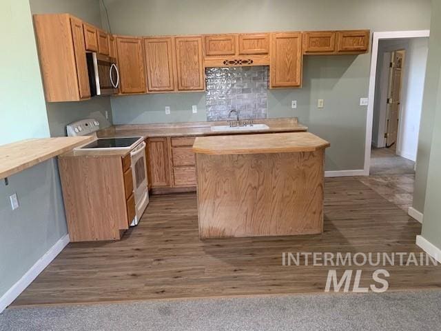 5720 SE 3rd Ave, New Plymouth, ID 83655 - kitchen featuring white electric range oven, stainless steel microwave, a sink, baseboards, and a kitchen island