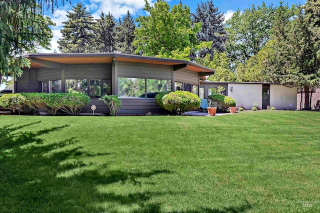 view of front of house featuring a front lawn