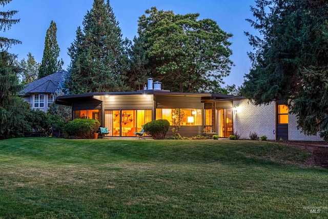 view of front of home featuring a front lawn