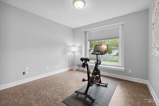 exercise area featuring baseboards