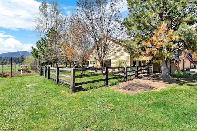 view of yard featuring a mountain view