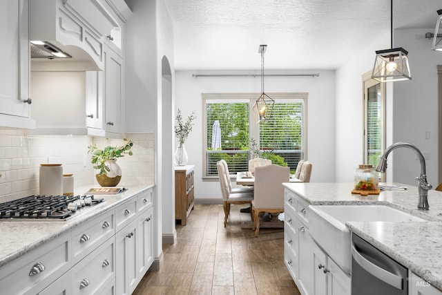 5853 W Venetian Dr, Eagle, ID 83616 - kitchen with stainless steel appliances, white cabinetry, dark wood-style floors, a sink, and a textured ceiling